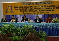 Suasana Seminar Peranan Keraton se-Kalimantan dalam Pengelolaan Lingkungan Hidup di lantai dasar Kedaton Kutai Kartanegara tadi siang