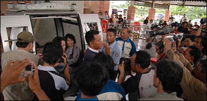 Penumpang terakhir kabin kereta gantung yang terperangkap lebih dari 4 jam langsung disambut petugas dan para pekerja pers