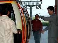 Sekkab Husni Thamrin (kanan) saat meninjau stasiun kereta gantung di Tenggarong Seberang