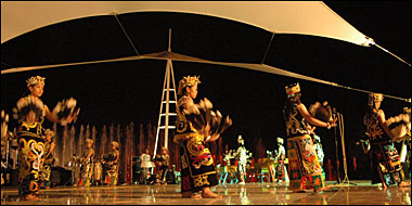 Penampilan para remaja putri suku Dayak Kenyah yang turut menyemarakkan malam keakraban bersama Kerukunan Keluarga Kawanua di Tenggarong