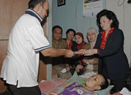 Hj Farida Samsuri menyerahkan bantuan uang kepada Suheri, suami Sutinah yang baru menjalani operasi penderita kanker payudara