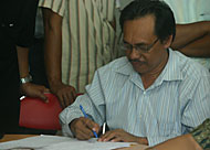 Ketua Panwaslu Kukar Limina Ibrahim menandatangani berita acara kesepakatan antara KPU Kukar, Panwaslu Kukar dan Koalisi 20 Parpol