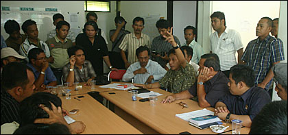 Suasana pertemuan antara pihak KPU Kukar, Panwaslu dan Koalisi 20 Parpol Peserta Pemilu di Sekretariat Panwaslu Kukar tadi siang