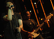 Vokalis Keyla Band, Riza, saat membawakan sebuah tembang dari album <i>Tempat Berbeda</i>
