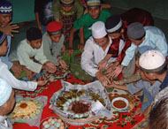 Kegembiraan para santri usai Khatam Al Quran saat menerima pembagian lemang dan telur asin oleh Pembina TK/TPA Al-Hijrah Mahmud SSos