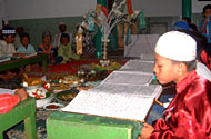 Anak-anak warga Perumahan Korpri RT XV Rapak Mahang tengah melakukan Khatam Al Qur'an di Langgar Al-Hijrah sebagai akhir dari Tadarusan Tahap I yang dilakukan usai sholat Tarawih
