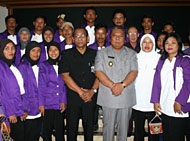 Para mahasiswa peserta KKN VII Unikarta berpose bersama Wabup Kukar H Samsuri Aspar dan Kepala Dinas Pendidikan HM Idrus SY