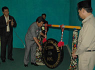 Asisten III Pemkab Kukar AR Ruznie Oms memukul gong tanda dimulainya Musda I KKSL Kukar