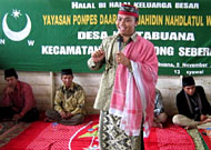 Dai Tomo saat memberikan siraman rohaninya di hadapan warga KKSL dan santri Ponpes DM-NW Tenggarong Seberang