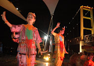 Sajian tari Pa'rinding oleh para gadis etnis Toraja