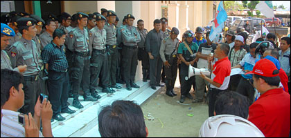 Suasana aksi damai Koalisi 32 Parpol Pemerhati Pemilu di KPU Kabupaten Kukar tadi siang