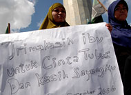 Aksi aktivis Kohati HMI Tenggarong dengan membawa poster berisi ucapan terima kasih kepada ibu