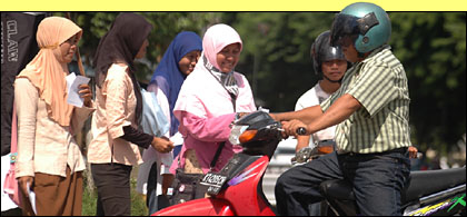 Para aktivis Kohati HMI Tenggarong membagi-bagikan selebaran kepada para pengendara yang melintas di bundaran Jembatan Aji Imbut, Tenggarong, tadi siang