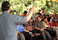 Rombongan Komisi V DPR RI tengah menyimak pemaparan dari Bupati H Syaukani HR