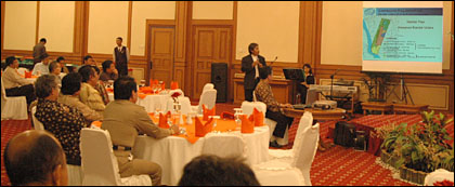 Suasana presentasi Bandara Kukar oleh Kadis PU Kukar Ir Sugiyanto MM di hadapan para anggota Komisi V DPR RI, Kamis (11/08) malam, di Hotel Singgasana Tangga Arung, Tenggarong