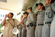 Koordinator Aksi Mujahidin saat berorasi menyampaikan keluhan dan tuntutan para guru