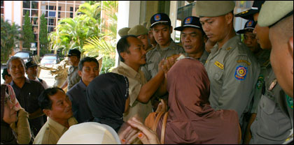Para pengunjukrasa mencoba memasuki Kantor Bupati Kukar namun dihadang personel Satpol PP Kukar
