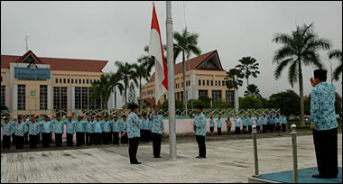 Suasana apel gabungan Korpri Kukar di halaman Kantor Bupati tadi pagi yang ditandai dengan pengibaran Sang Saka Merah Putih