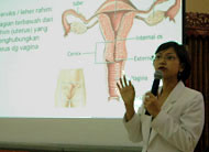 dr Ika saat memaparkan materi mengenai penyakit kanker leher rahim