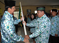 Ketua KORPRI Kukar HM Husni Thamrin (kiri) menyerahkan bendera organisasi kepada Ketua Unit KORPRI KKPP H Syafuansyah  Noor, Selasa (06/03)