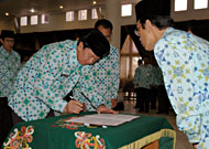 Ketua DPK KORPRI Kukar yang baru, HM Husni Thamrin, menandatangani berita acara pelantikan disaksikan Waka DPP KORPRI Kaltim H Ibnu Nirwani