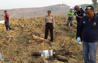 Petugas kepolisian melakukan olah TKP di lokasi penemuan mayat Aloysius