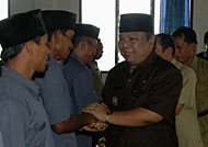 Wabup H Samsuri Aspar memberikan ucapan selamat kepada jajaran BPD Kot Bangun I yang baru dilantik