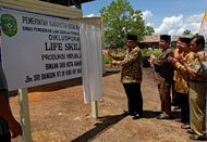 Wabup Kukar H Samsuri Aspar membuka selubung papan nama Life Skill menandai diresmikannya lembaga ini