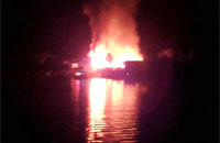 Kobaran api yang melahap rumah warga di Kota Bangun Seberang, Rabu (19/08) dini hari kemarin 