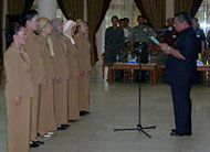 Wabup Samsuri Aspar saat mengukuhkan KPAID Kukar masa bakti 2006-2009