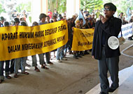 Koordinator umum KPK Muhib bin Ali saat melakukan orasi di depan Gedung DPRD Kukar