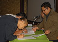 Para saksi parpol menandatangani berita acara rekapitulasi perolehan suara yang dilakukan KPU Kukar