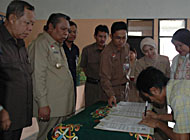 Wabup Samsuri Aspar didampingi Wakil Ketua DPRD HM Yusuf AS (kiri) menyaksikan penandatanganan MOU oleh para penerima KUKP