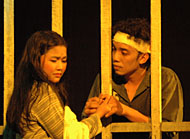 Adegan pertemuan gadis Haryati (Hizhatul Triyanti) dan pemuda Joko Malang (AS Robiyatul Hidayat) yang menghuni sebuah sel