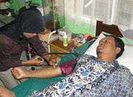 Petugas PMI Kukar bersiap melakukan pengambilan darah dari Ketua KTI Kukar Hero Suprayetno