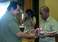 Bupati Kukar menyerahkan cenderamata kepada Wabup Raja Ampat Drs Inda Arpan