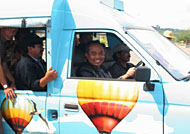 Walikota Bontang Dr H Andi Sofyan Hasdam SpS mengemudikan sendiri kendaraan wisata yang ditumpangi para aparatur pemerintahan di Bontang mengelilingi pusat rekreasi dan wisata Pulau Kumala, Tenggarong, Minggu (31/07) siang