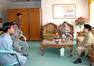 Pjs Bupati Kukar H Awang Dharma Bakti (kanan) saat berdialog dengan perwakilan sopir dan motoris di Kantor BPKD Kukar, Rabu (12/01) siang, dengan disaksikan Kepala BPKD Kukar HM Hardi (kedua dari kanan)