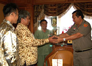 Asisten II Samuel Robert Djukuw (kanan) menyerahkan cenderamata kepada Ketua DABP M Asnawi