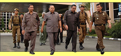 Hadi Sutanto didampingi Seskab Kukar H Eddy Subandi dan pejabat lainnya saat melakukan peninjauan di Kantor Bupati Kukar