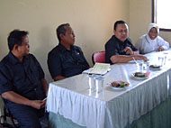 Bupati Kukar Hadi Sutanto (kedua dari kanan) diapit Camat Muara Badak Rusmina SH, Kepala BKD Kukar H Susanto (kedua dari kiri) dan Kabag Pemdes H Syafruddin HS saat memberikan pengarahan dihadapan aparat Kecamatan Muara Badak