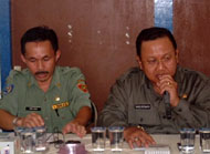 Bupati Kukar Hadi Sutanto (kanan) didampingi Camat Sebulu H Erlian saat memberikan pengarahan kepada aparat kecamatan Sebulu
