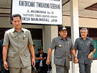 Bupati Kukar Hadi Sutanto (tengah) saat berada di Tenggarong Seberang