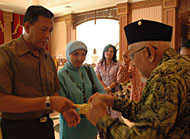 Sultan Kutai H Adji Mohd Salehoeddin II (kanan) melakukan ritual adat Ketikai Lepas terhadap Kapolda Kalsel Brigjen Pol Halba R Nugroho dan istri