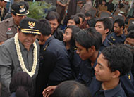 Para siswa SMA 3 Unggulan Tenggarong mengerumuni Mendiknas RI Bambang Sudibyo dan Bupati Kukar H Syaukani HR untuk bersalaman