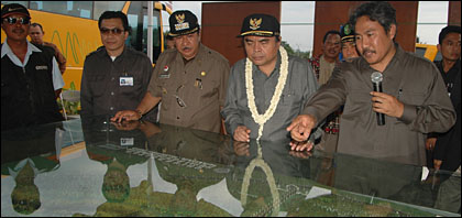 Mendiknas RI dengan seksama memperhatikan maket kampus Unikarta yang rencananya juga akan dibangun di Tenggarong Seberang