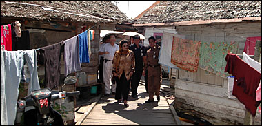 Menkes RI Siti Fadila secara mendadak mengunjungi kawasan pemukiman kumuh dan padat penduduk di tengah kota Tenggarong