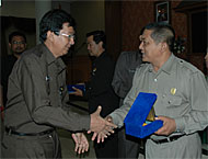 Sekkab Kukar HM Husni Thamrin menyerahkan cenderamata kepada Ketua DPRD Kota Sawahlunto H Erizal Ridwan