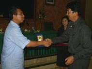 Presiden Majelis Perbandaharaan Tawau (MPT)  Tuan H Salsidu H Ibrahim JP saat menerima cenderamata dari Sekkab Kukar HM Husni Thamrin
