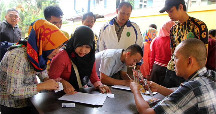 Warga Tenggarong tampak antusias menukarkan fotokopi KTP untuk memperoleh kupon jalan santai berhadiah